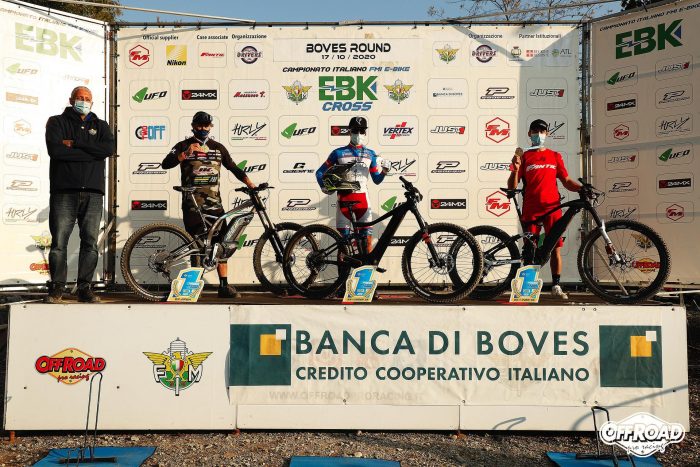 Campioni-Italiani-E-Bike-cross-2020.-Da-sx-avenoso-coordinatore-Boschi-Pignotti-Andrea-Fabbri-700x467.jpg